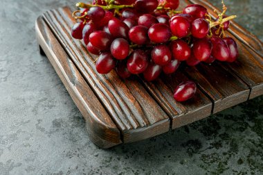 Tahtadaki kırmızı üzümler. Yüksek kalite fotoğraf