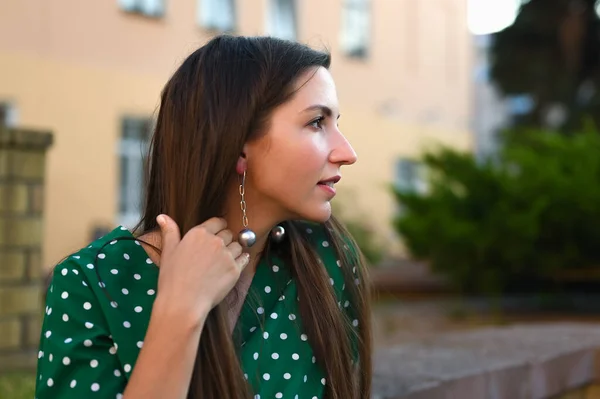 Portrait Une Fille Avec Des Boucles Oreilles Rondes Photo Haute — Photo