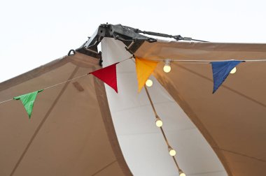 Tavanda renkli bayraklar var. Yüksek kalite fotoğraf