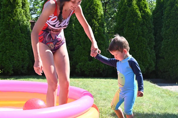 Mother Baby Play Inflatable Pool High Quality Photo — Stock Photo, Image