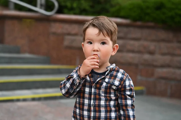 Bambino Mangia Gelato Strada Foto Alta Qualità — Foto Stock