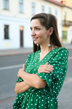 Yakın plan kız şehirde dolaşıyor.