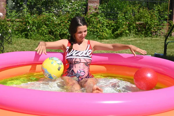 Menina escapa do calor na piscina em casa — Fotografia de Stock