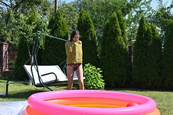 Chica entra en la piscina inflable —  Fotos de Stock