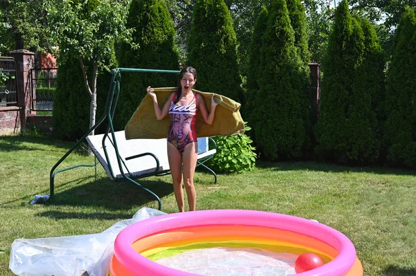 Fille à la maison reposant dans la piscine — Photo