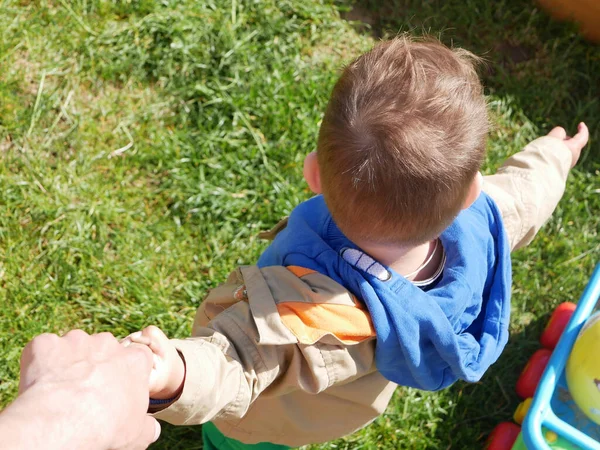 Enfant Tient Main Vue Dessus Photo Haute Qualité — Photo