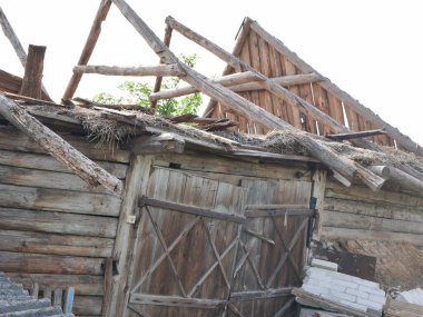 Harap olmuş eski ahır. Terk edilmiş çiftlik. Yüksek kalite fotoğraf
