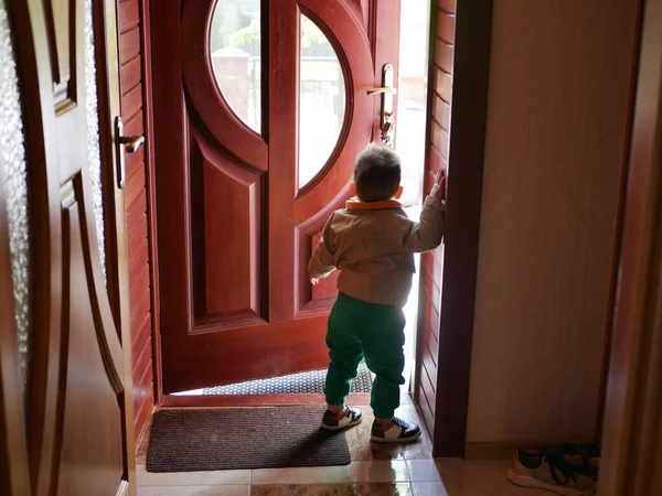 Child Opens Door Street High Quality Photo — Stock Photo, Image