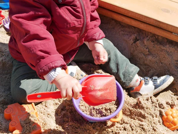 Niño Pasa Tiempo Jugando Caja Arena Foto Alta Calidad — Foto de Stock