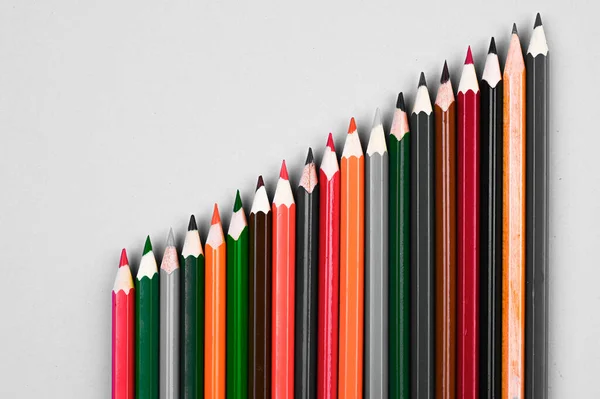 グレーの背景に多色の鉛筆 高品質の写真 — ストック写真