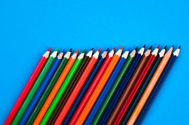 Mavi arka planda çok renkli kalemler. Yüksek kalite fotoğraf