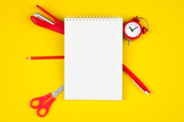 Sarı arka planda kırmızı kağıtlı beyaz defter. Yüksek kalite fotoğraf