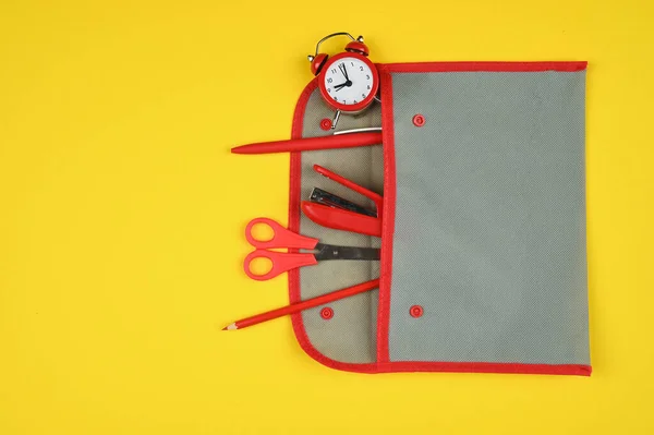 Material Escolar Estuche Lápices Sobre Fondo Rojo Amarillo Foto Alta —  Fotos de Stock