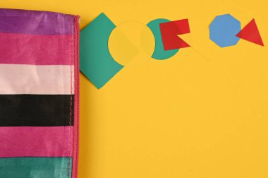 Çok renkli kalem kılıfı ve okul malzemeleri düz yerde. Yüksek kalite fotoğraf