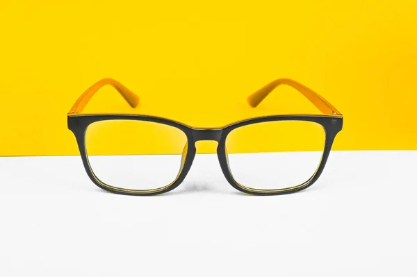 Brille Auf Gelbem Grund Frontansicht Hochwertiges Foto — Stockfoto