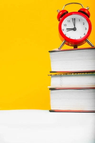 Uhr Mit Büchern Auf Gelbem Hintergrund Hochwertiges Foto — Stockfoto