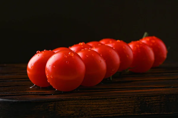 Tomates Vermelhos Com Gotas Água Fundo Escuro Foto Alta Qualidade — Fotografia de Stock
