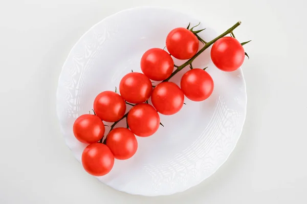 Una Rama Tomates Rojos Pequeños Plato Blanco Foto Alta Calidad — Foto de Stock