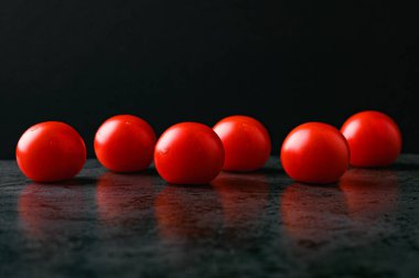 Siyah arka planda kırmızı domatesler, yan görüş. Yüksek kalite fotoğraf