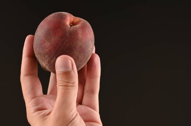 Siyah arka planda şeftali el ele. Yüksek kalite fotoğraf