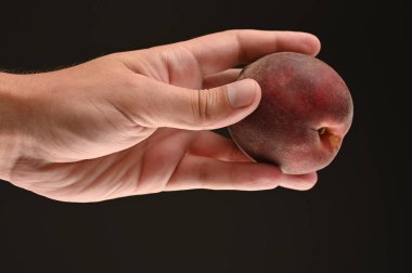 Siyah arka planda şeftali el ele. Yüksek kalite fotoğraf