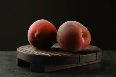 Karanlık bir arka planda iki şeftali. Yüksek kalite fotoğraf