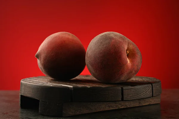 Два Персики Червоному Тлі Високоякісна Фотографія — стокове фото