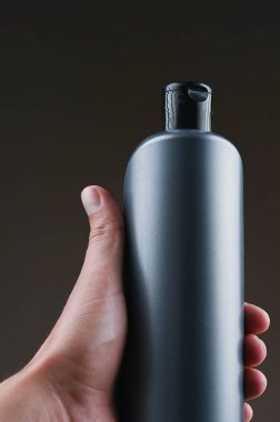 Gri plastik şişenin siyah arka plandaki hali. Yüksek kalite fotoğraf