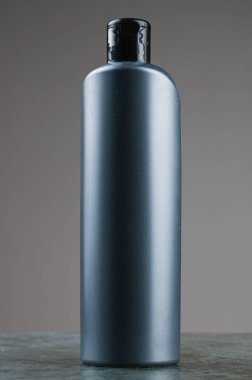 Gri arka planda gri plastik şişe. Yüksek kalite fotoğraf