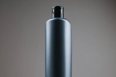 Gri arka planda gri plastik şişe. Yüksek kalite fotoğraf