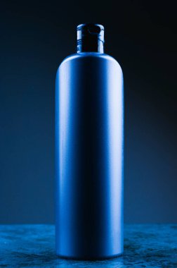 Siyah arka planda mavi plastik şişe modeli. Yüksek kalite fotoğraf