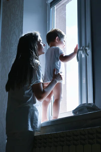 Мать Ребенок Смотрят Окно Темноте Высокое Качество Фото — стоковое фото