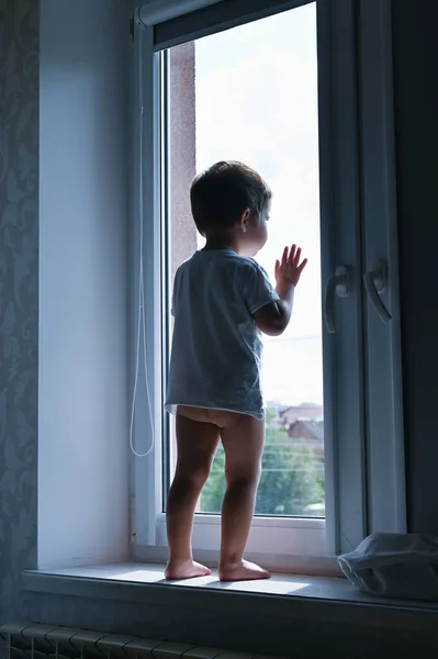 Bambino Triste Che Guarda Fuori Dalla Finestra Foto Alta Qualità — Foto Stock