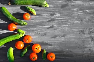 Düz salatalıklar ve gölgeli domatesler. Yüksek kalite fotoğraf