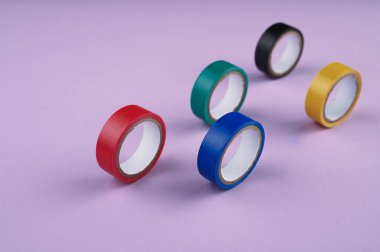 Birkaç yuvarlak renkli plastik bant peş peşe uzanıyor. Yüksek kalite fotoğraf