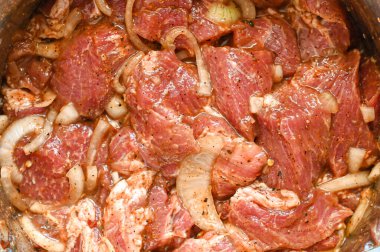 Salamuraya yatırılmış et ve soğan. Yüksek kalite fotoğraf