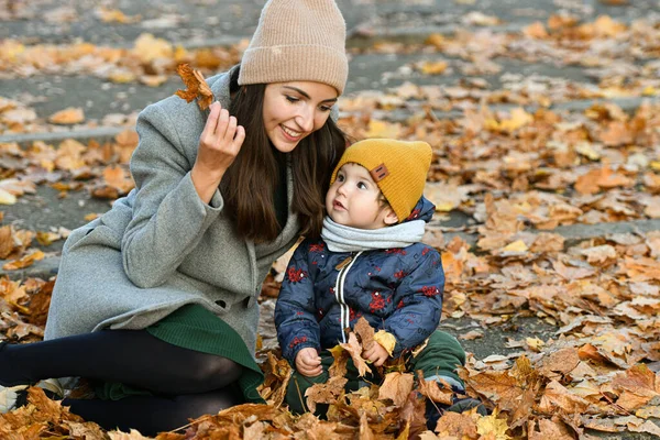 Die Junge Mutter Spielt Mit Einem Kleinen Kind Einem Herbstlichen — Stockfoto