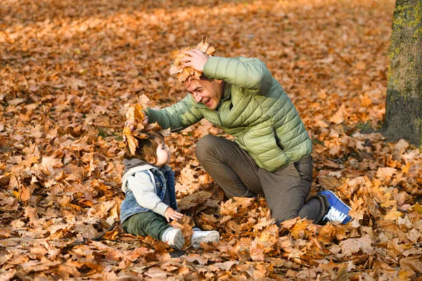 Der Junge Vater Spielt Mit Einem Kleinen Kind Einem Park — Stockfoto