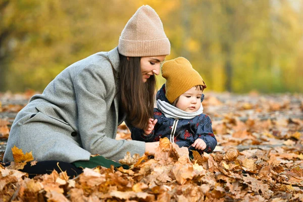 Die Junge Mutter Spielt Mit Einem Kleinen Kind Einem Herbstlichen — Stockfoto