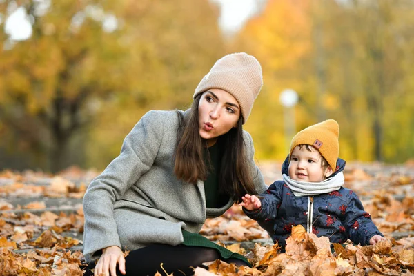 Die Junge Mutter Spielt Mit Einem Kleinen Kind Einem Herbstlichen — Stockfoto