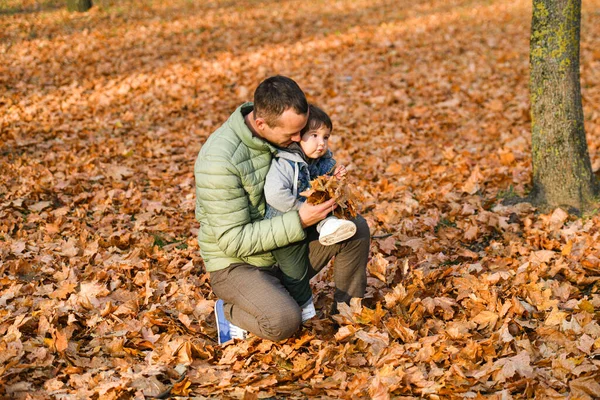 Der Junge Vater Spielt Mit Einem Kleinen Kind Einem Park — Stockfoto