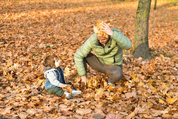 Der Junge Vater Spielt Mit Einem Kleinen Kind Einem Park — Stockfoto