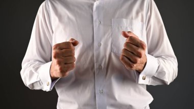 Beyaz gömlekli adam yumruklarını tutuyor. Yüksek kalite fotoğraf