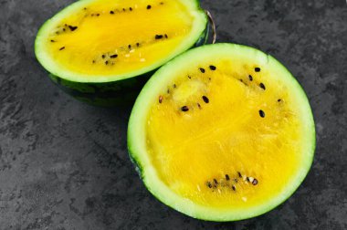 Koyu arkaplanda sarı karpuz. Yüksek kalite fotoğraf