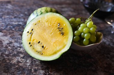 Üzümlü sarı karpuz. Karanlık bir arka planda. Yüksek kalite fotoğraf