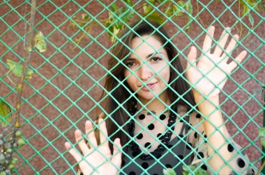 Genç kız ağları tutarken gülümsüyor. Yüksek kalite fotoğraf