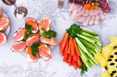 Sebze, et ve balık şeklinde atıştırmalıklar. Yüksek kalite fotoğraf