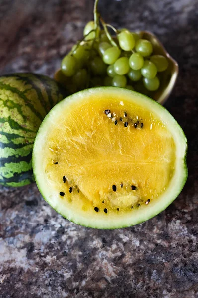 Üzümlü sarı karpuz. Karanlık bir arka planda. Yüksek kalite fotoğraf