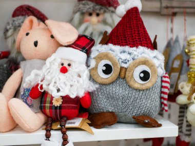 Doldurulmuş Noel oyuncakları mağaza raflarında. Yüksek kalite fotoğraf