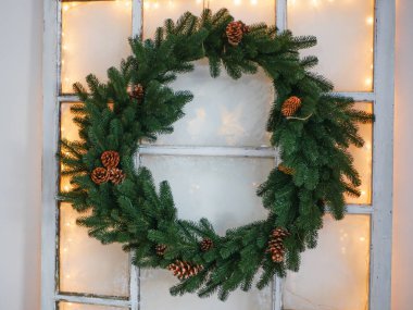 Evin ön kapısında yeni yıl çelengi asılı. Yüksek kalite fotoğraf